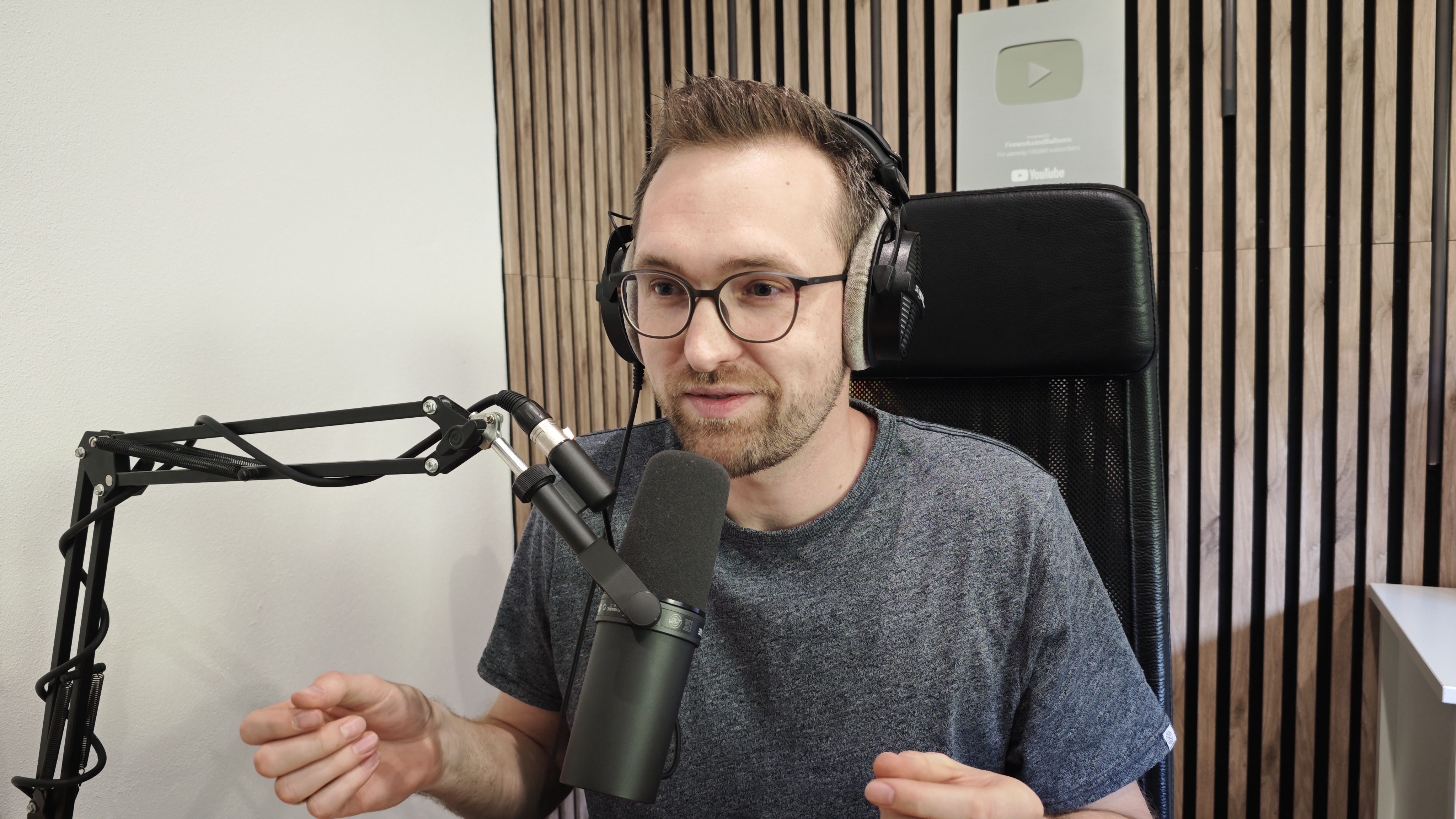 Professionelles Voiceover-Studio mit Mikrofon und Kopfhörern